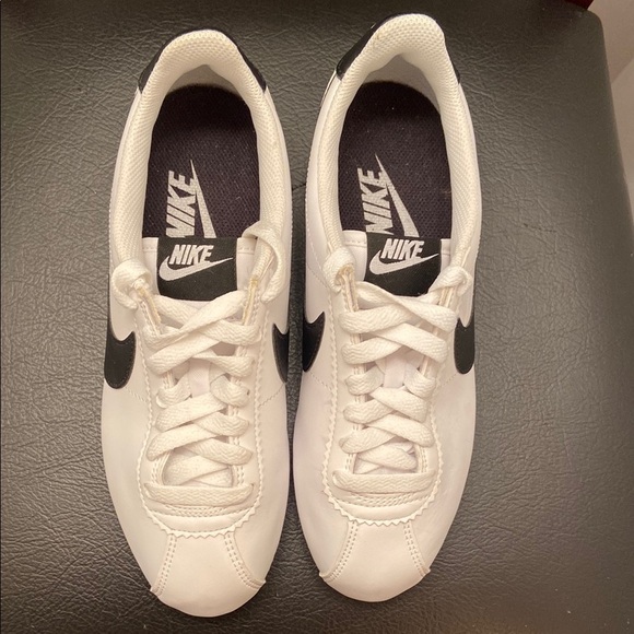 Nike Cortez White and Black Classic Sneakers with Swoosh Logo Size 6.5 - Picture 3 of 4